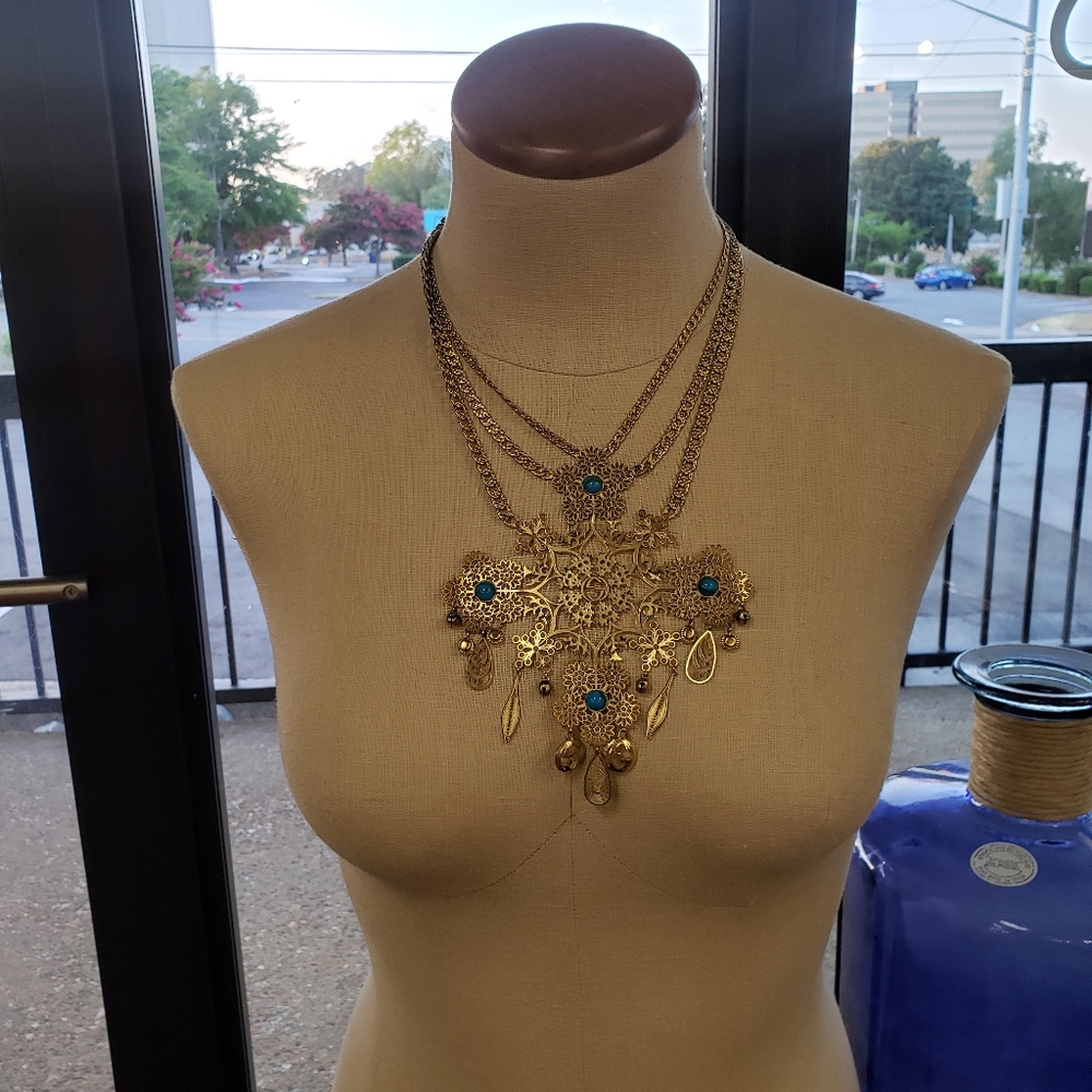Gucci Gold tone and Resin Statement Necklace - Picture 2 of 7